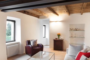 bir şekilde döşenmiş konforlu çatı katı