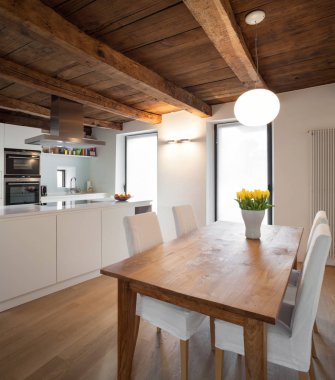 bir şekilde döşenmiş konforlu çatı katı