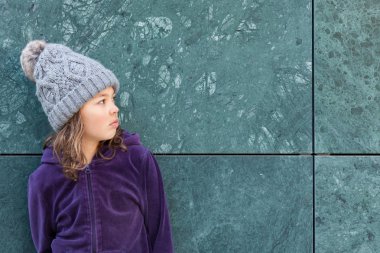 yün şapkalı küçük kız