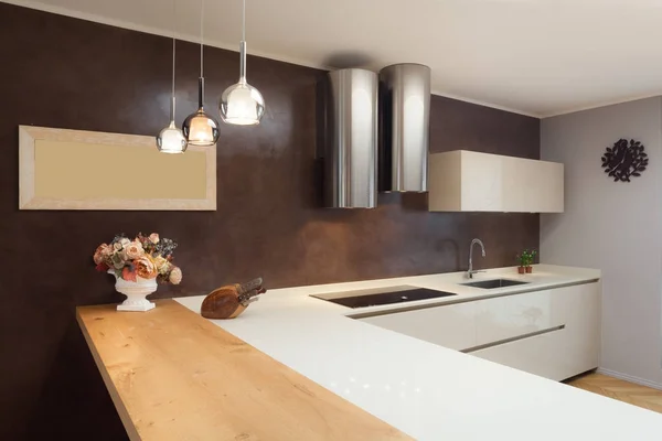 Piękne mieszkanie umeblowane, kuchnia — Zdjęcie stockowe