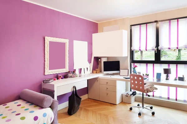 Vacker lägenhet möblerad, sovrum — Stockfoto