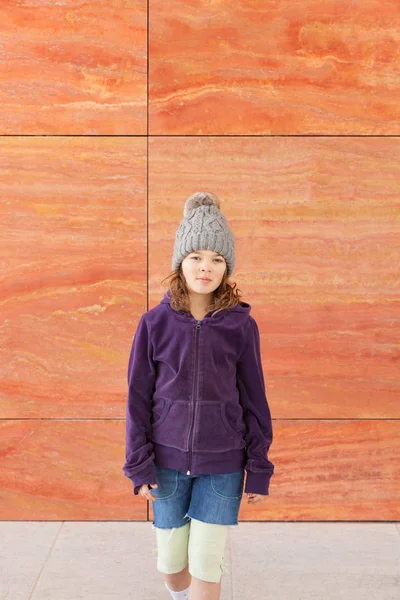 Bambina con cappello di lana — Foto Stock