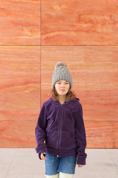 Bambina con cappello di lana — Foto Stock