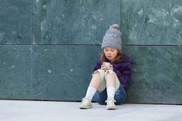 Petite fille avec chapeau en laine — Photo