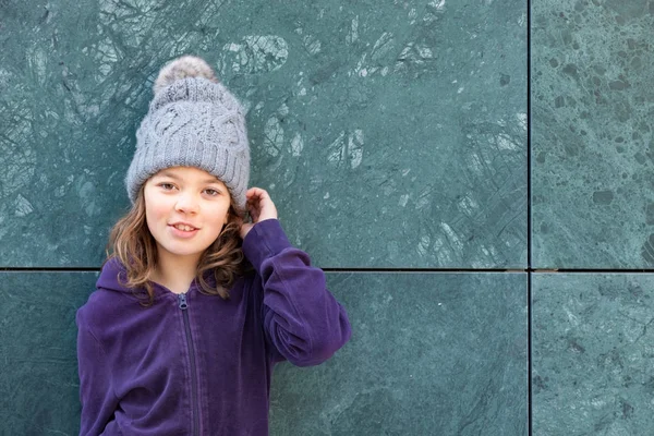 Petite fille avec chapeau en laine — Photo