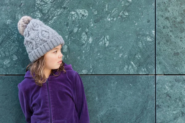 Bambina con cappello di lana — Foto Stock