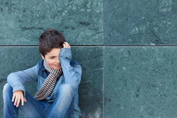 Retrato de um menino adolescente — Fotografia de Stock