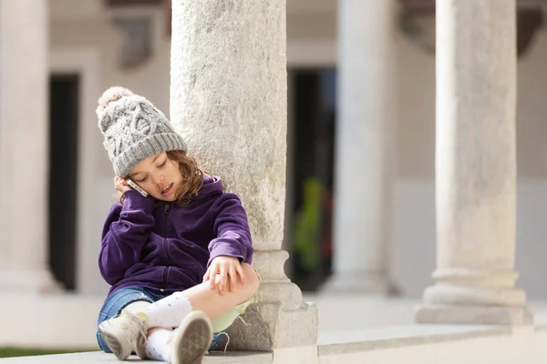 Little girl on the phone — Stock Photo, Image