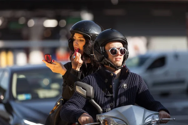 Pareja joven en scooter — Foto de Stock