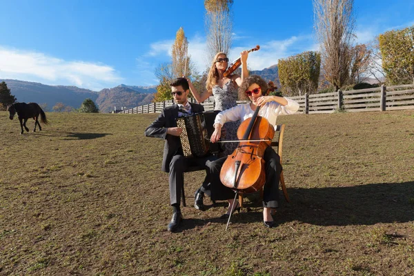 Tres jóvenes músicos, al aire libre — Foto de Stock