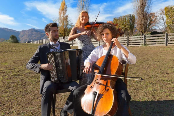 Tres jóvenes músicos, al aire libre — Foto de Stock