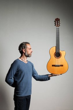 Klasik gitar ile adam