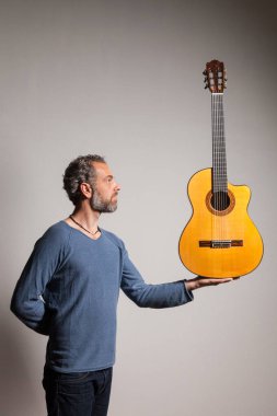 Klasik gitar ile adam