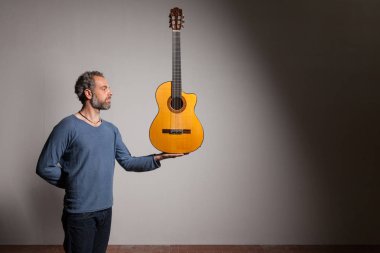 Klasik gitar ile adam