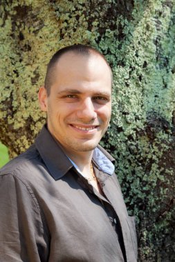 açık havada bir adam portresi