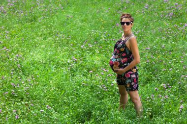 hamile kadın üzerinde çayır