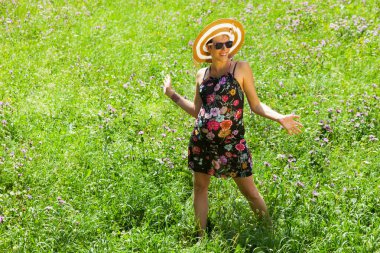 hamile kadın üzerinde çayır