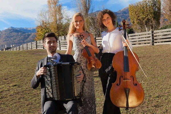 Tres jóvenes músicos, al aire libre — Foto de Stock