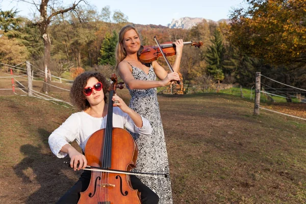 Retrato de una mujer músico, al aire libre — Foto de Stock