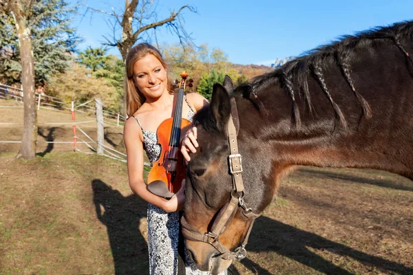 Retrato de violinista con un caballo — Foto de Stock