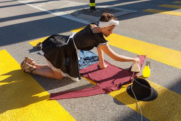 Porträtt av en ung hemmafru, Utomhus — Stockfoto