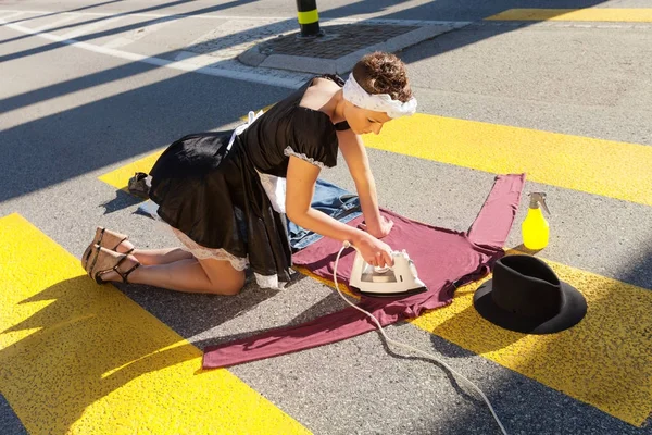 Porträtt av en ung hemmafru, Utomhus — Stockfoto