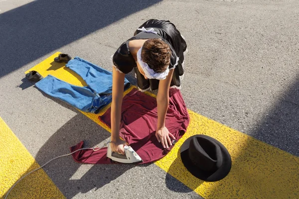 Retrato de una joven ama de casa, al aire libre — Foto de Stock