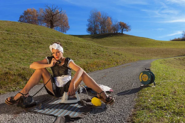 Retrato de una joven ama de casa, al aire libre — Foto de Stock