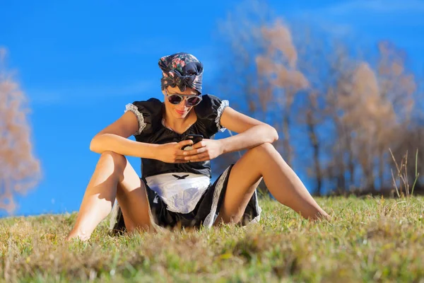 Hemmafru med mobiltelefon — Stockfoto