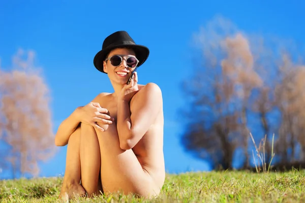 Fille avec chapeau et lunettes de soleil — Photo