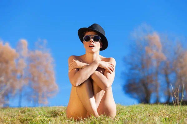Dívka s kloboukem a sluneční brýle — Stock fotografie