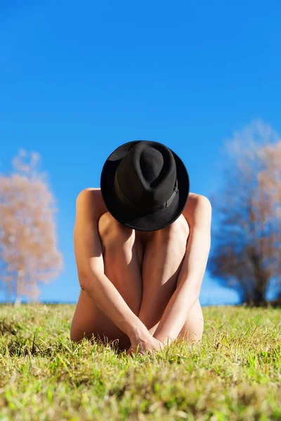 Naken flicka med hatt hopkrupen — Stockfoto