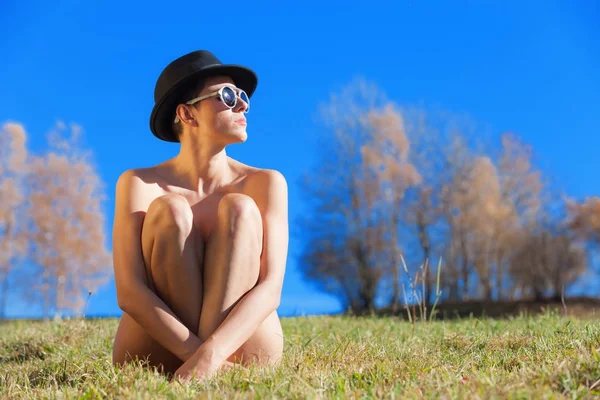 Flicka med hatt och solglasögon — Stockfoto