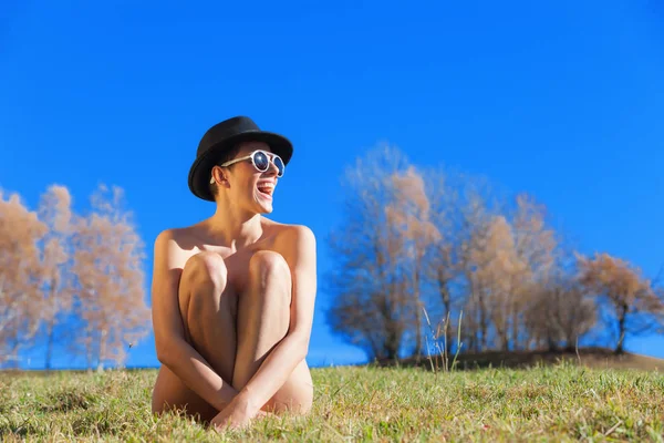 Дівчина з капелюхом і сонцезахисними окулярами — стокове фото