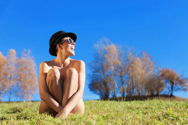 Mädchen mit Hut und Sonnenbrille — Stockfoto