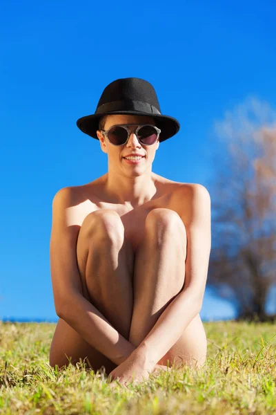 Girl with hat and sunglasses — Stock Photo, Image