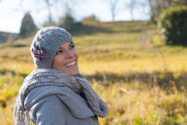 Porträt einer schönen Frau, außen — Stockfoto