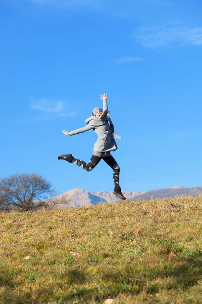 Menina feliz salta — Fotografia de Stock