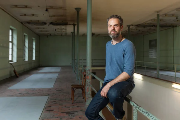 Interior, retrato de homem grisalho — Fotografia de Stock