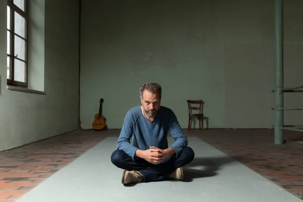 Interior, retrato de homem grisalho — Fotografia de Stock