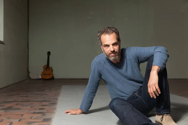 Interior, retrato de homem grisalho — Fotografia de Stock