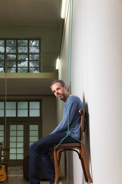 Interior, retrato de homem grisalho — Fotografia de Stock