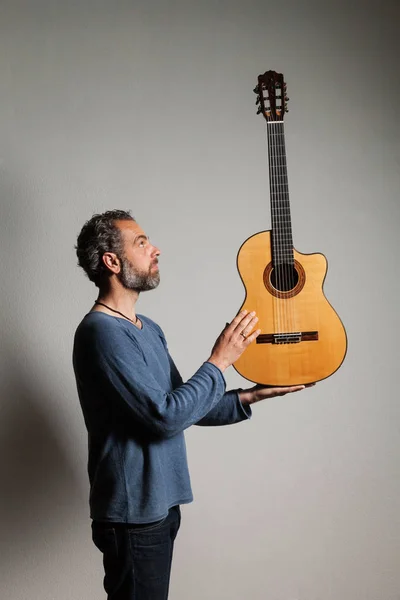 Homme avec guitare classique — Photo