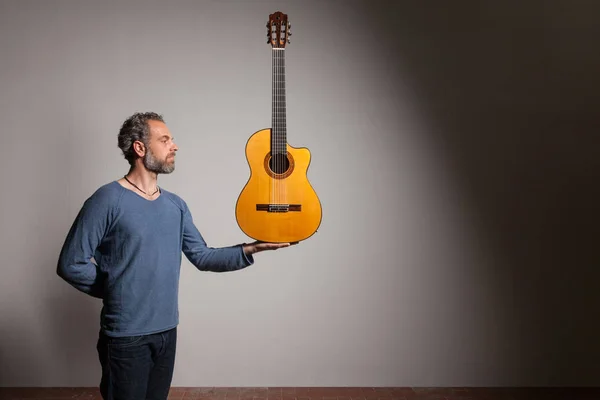 Man med klassisk gitarr — Stockfoto