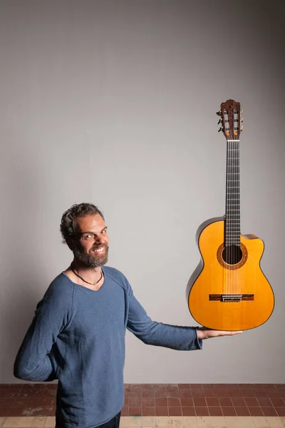 Homem com guitarra clássica — Fotografia de Stock