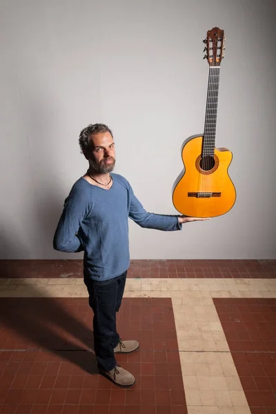 Hombre con guitarra clásica — Foto de Stock