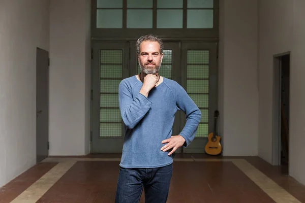 Interior, retrato de homem grisalho — Fotografia de Stock