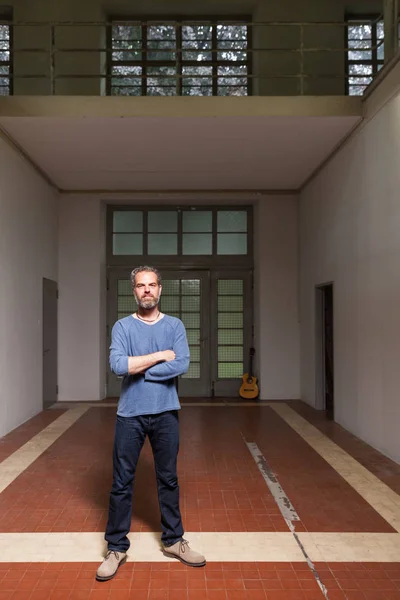 Interior, retrato de homem grisalho — Fotografia de Stock