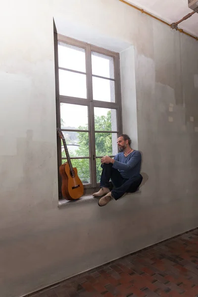 Homme à l'intérieur d'un vieil espace industriel — Photo