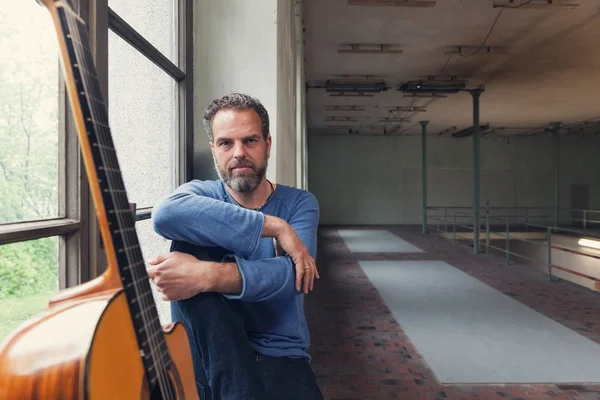 Homme à l'intérieur d'un vieil espace industriel — Photo